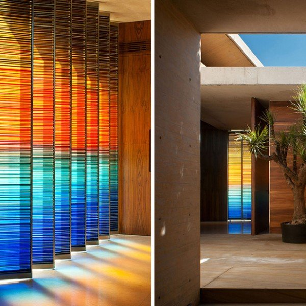 현대 건축과 인테리어 디자인에 사용되는 컬러 유리의 10가지 예